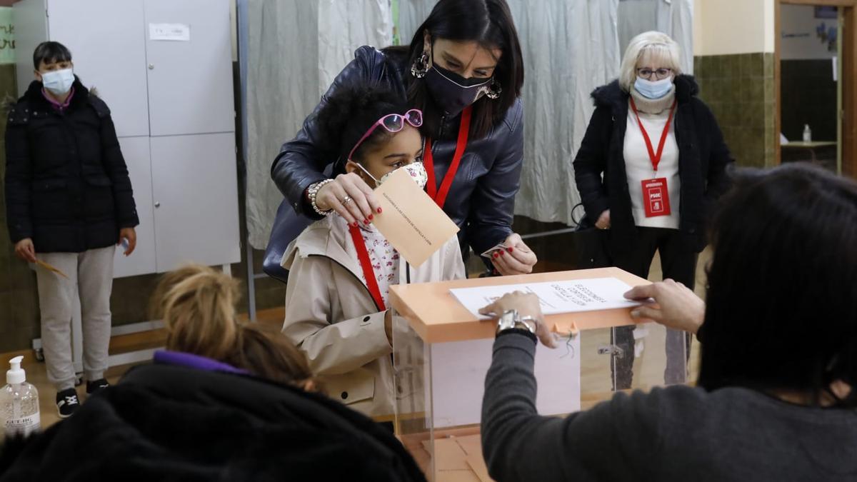 La candidata Ana Sánchez ejerce su derecho al voto.