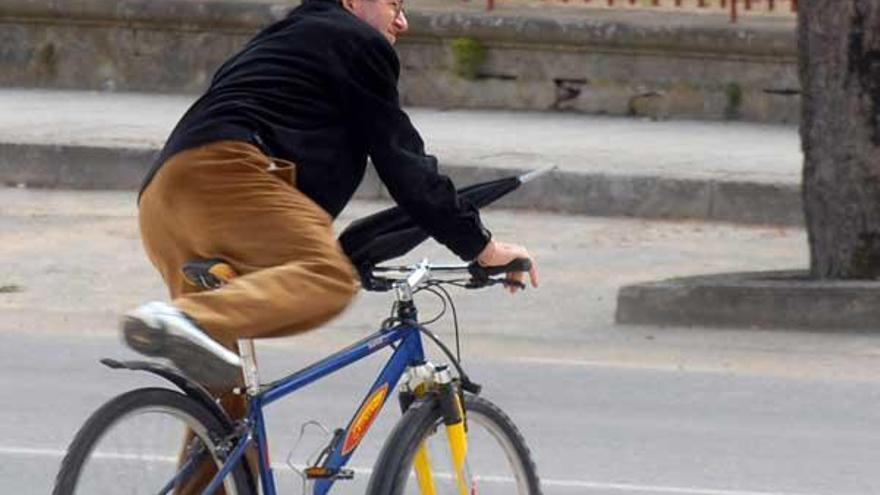 Un ciclista en la zona del parque de Compostela.