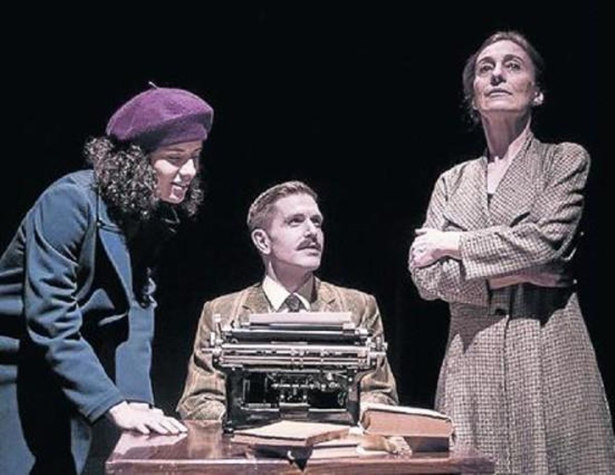 Neus Pàmies, Teresa Vallicrosa i Jordi Llordella, en l’obra, que presenta la Sala Muntaner fins al 12 d’abril. Neus Pàmies, Teresa Vallicrosa i Jordi Llordella, en l’obra, que presenta la Sala Muntaner fins al 12 d’abril.