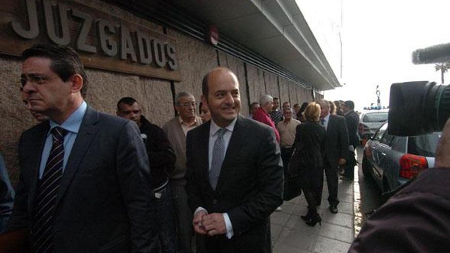 Juan José Cardona y el director de los Servicios Jurídicos, ayer, a la entrada en los juzgados de Granadera. i  MARRERO