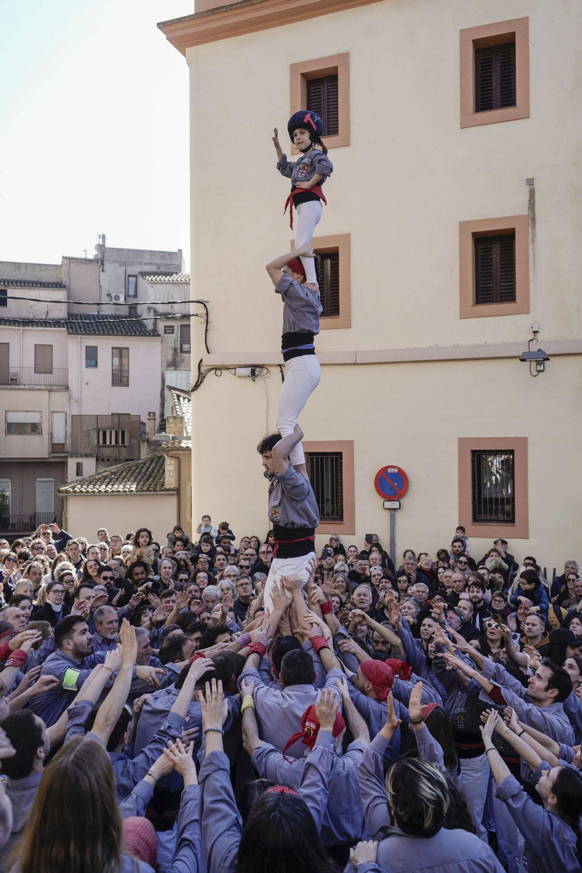 La pujada i baixada del pilar de quatre dels Tirallongues a Manresa