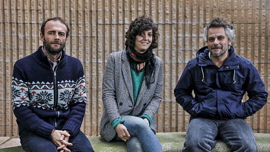 Miquel Serra, Aina Calleja y Javier García Lerín, ayer, en los jardines de este diario.