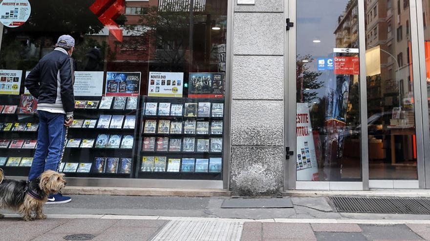 La tienda de libros y música de Feltrinelli en la calle Marconi se prepara para reabrir después del cierre en Roma.