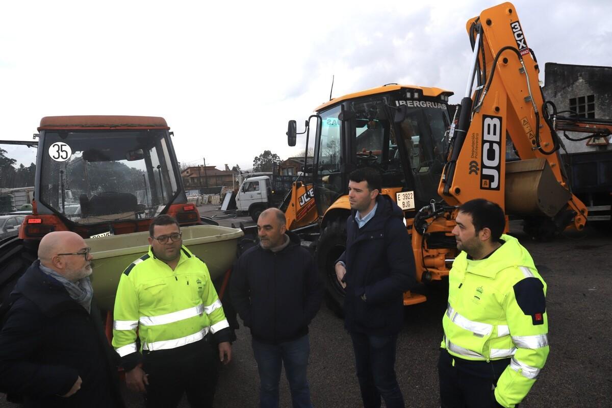 El regidor Gonzalo Louzao, segundo por la derecha, con técnicos y un edil