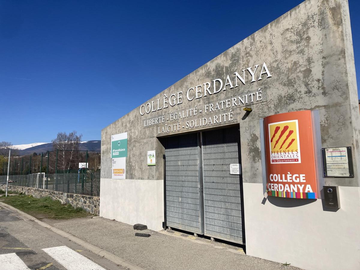 L'escola de la Guingueta amb el logotip actual dels Pirineus Orientals