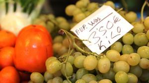 Archivo - Uvas y caquis en el Mercado de San Isidro, a 17 de diciembre de 2021, en Madrid, (España). El de San Isidro es uno de los mercados municipales que abastecen de alimentos a los madrileños. Según un estudio de la OCU, el español medio podría gasta