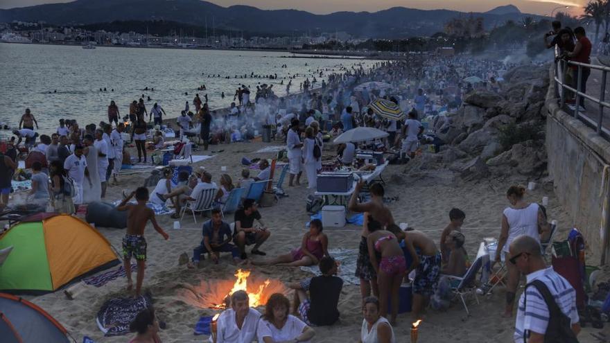 La Revetla de Sant Joan en la playa de Can Pere Antoni el año pasado