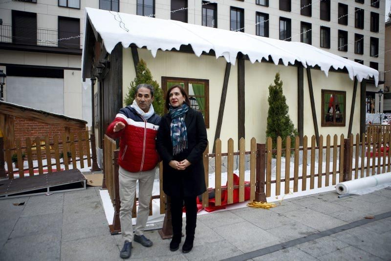 Montaje de la Muestra de Navidad en la Plaza del Pilar