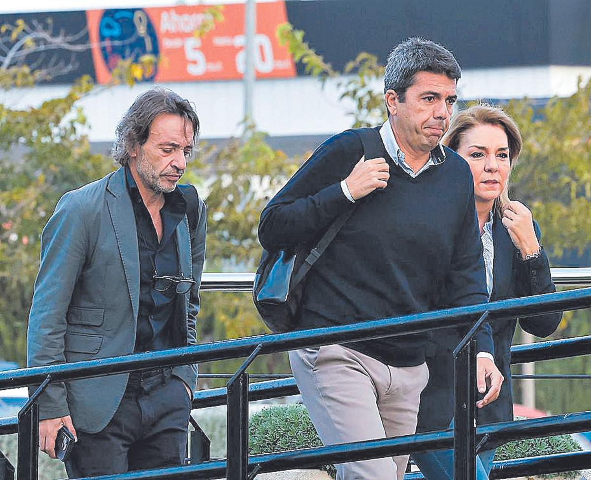 Carlos Mazón accede al Centro de Emergencias de l'Eliana en los días posteriores a la dana, el 18 de noviembre de 2024, junto a su jefe de gabinete y la vicepresidenta y consellera, Susana Camarero.
