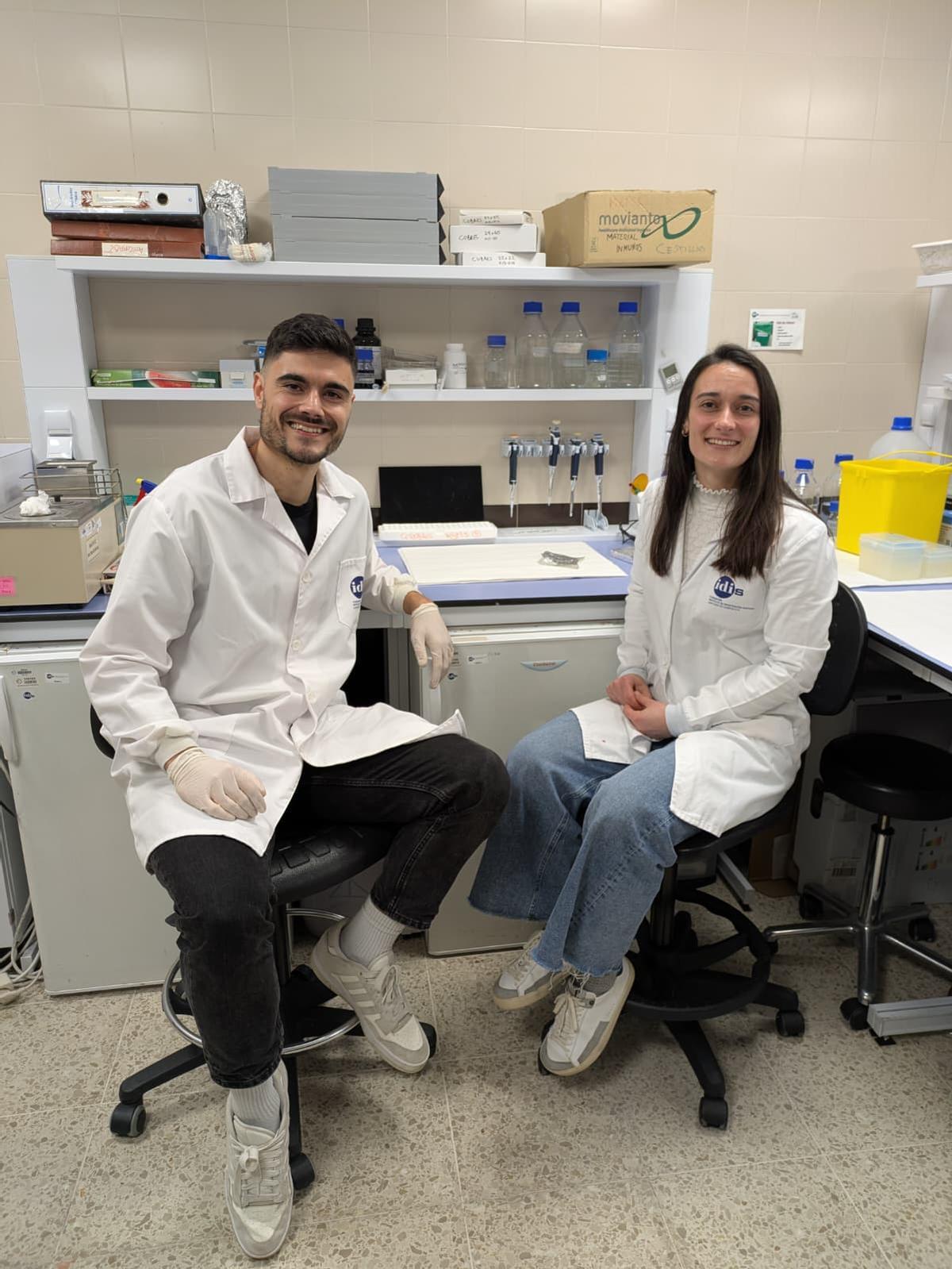 Pelayo García y Ana Sampedro, investigadores del grupo Neuroimagen y Biotecnología del Instituto de Investigación Sanitaria de Santiago.