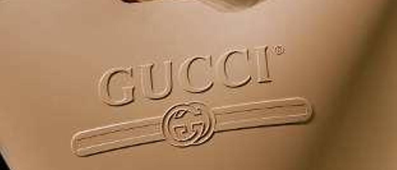 Bolso-capazo de Gucci con el logo de la marca.