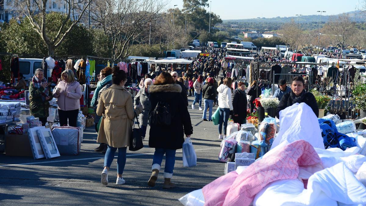 El mercadillo de Plasencia, que no podrá volver a La Hispanidad al menos hasta abril.