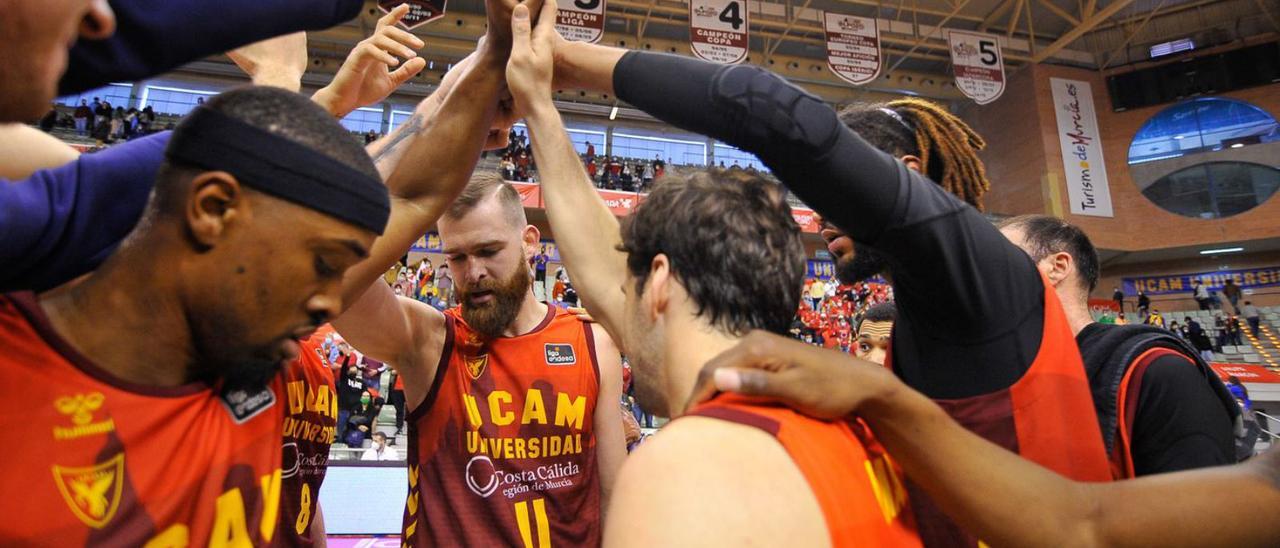 Los jugadores del UCAM Murcia celebrando el triunfo frente al Morabanc Andorra.  | ACB PHOTO/J.BERNAL