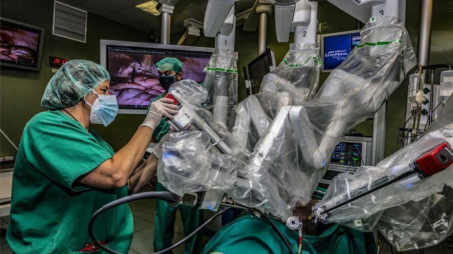 Robot quirúrgico como el que se adquirirá para el Hospital Universitairo de Badajoz