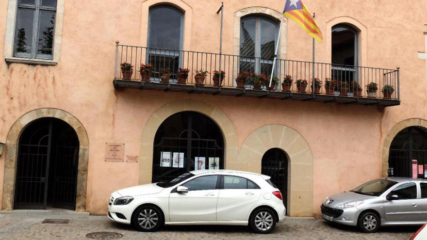 L&#039;edifici de l&#039;Ajuntament de Bàscara que es vol posar a la venda