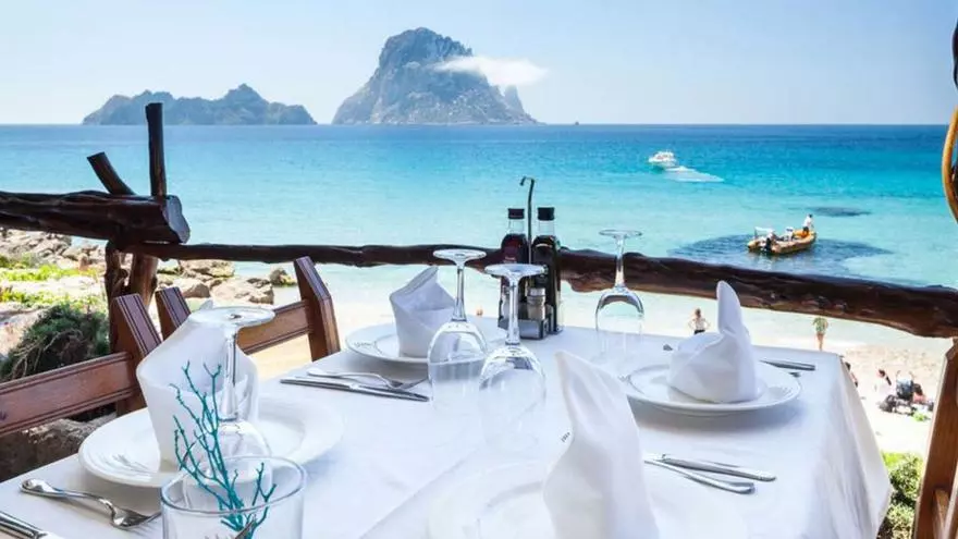 Langosta, ‘bullit de peix’ y otras delicias del mar en Cala d’Hort