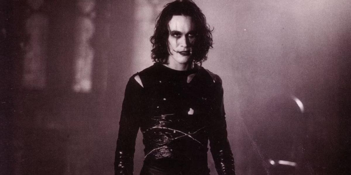 Brandon Lee en el rodaje de 'El cuervo', hace 30 años.