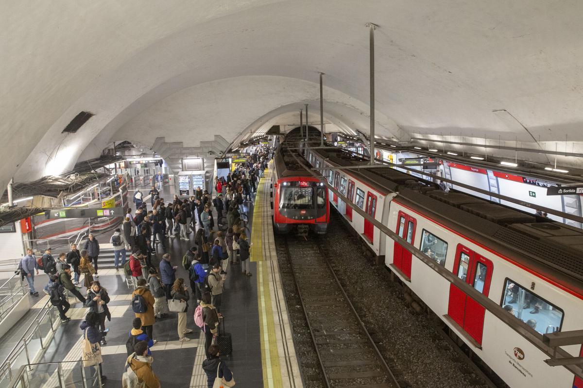 Dos detinguts per robar una cadena d’or al metro de la L1 i fugir per les vies de l’estació  d’Espanya