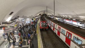 Dos detinguts per robar una cadena d’or al metro de la L1 i fugir per les vies de l’estació  d’Espanya