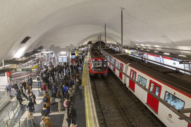 Dos detenidos por robar una cadena de oro en el metro de la L1 y huir por las vías de la estación de Espanya
