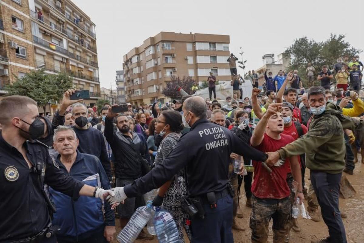 Vecinos de Paiporta increpan a las autoridades durante la visita real de este domingo.
