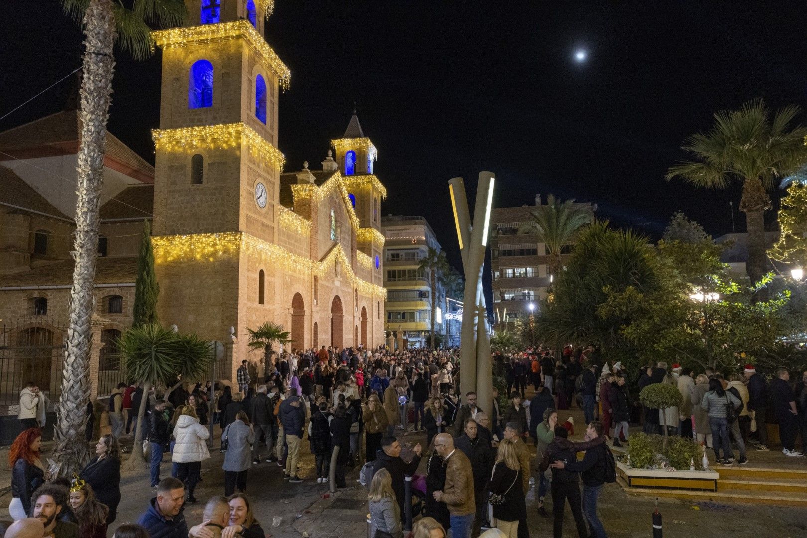 Así se celebró Nochevieja y la entrada de 2024 plaza de la Constitución de Torrevieja