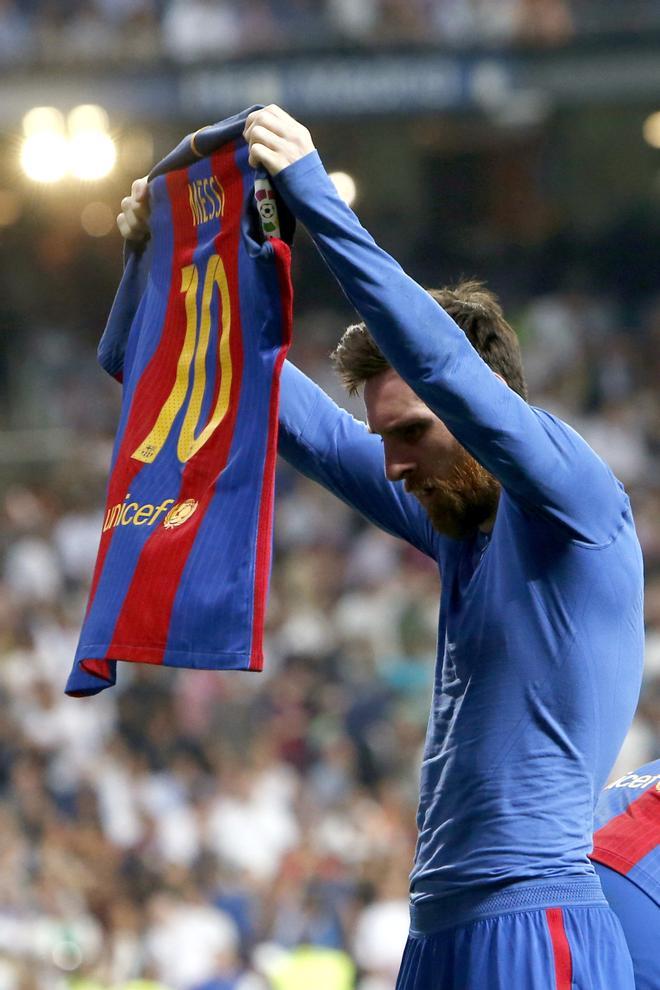 2-3 (23-04-2017) Leo Messi enseñando su camiseta al Bernabéu tras marcar el gol de la victoria