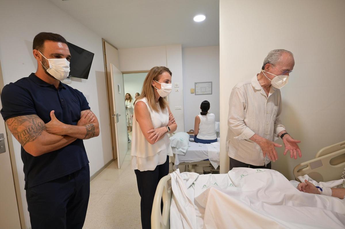 Los pacientes ingresados en unidades de hospitalización reciben la tradicional visita del alcalde con motivo de estas fiestas.