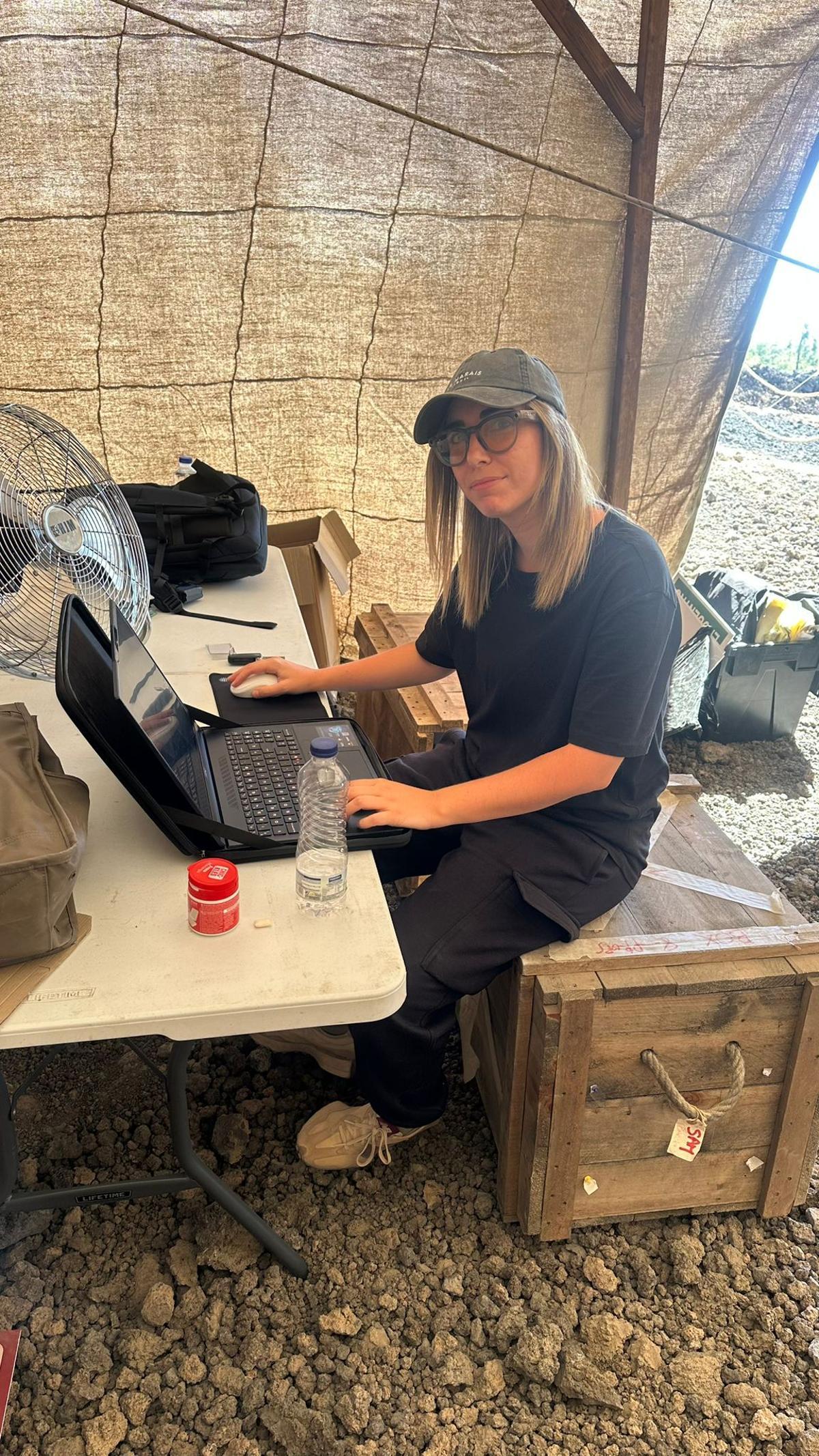 Laura Mon, en Tenerife, trabajando con su ordenador en las proximidades del Teide.