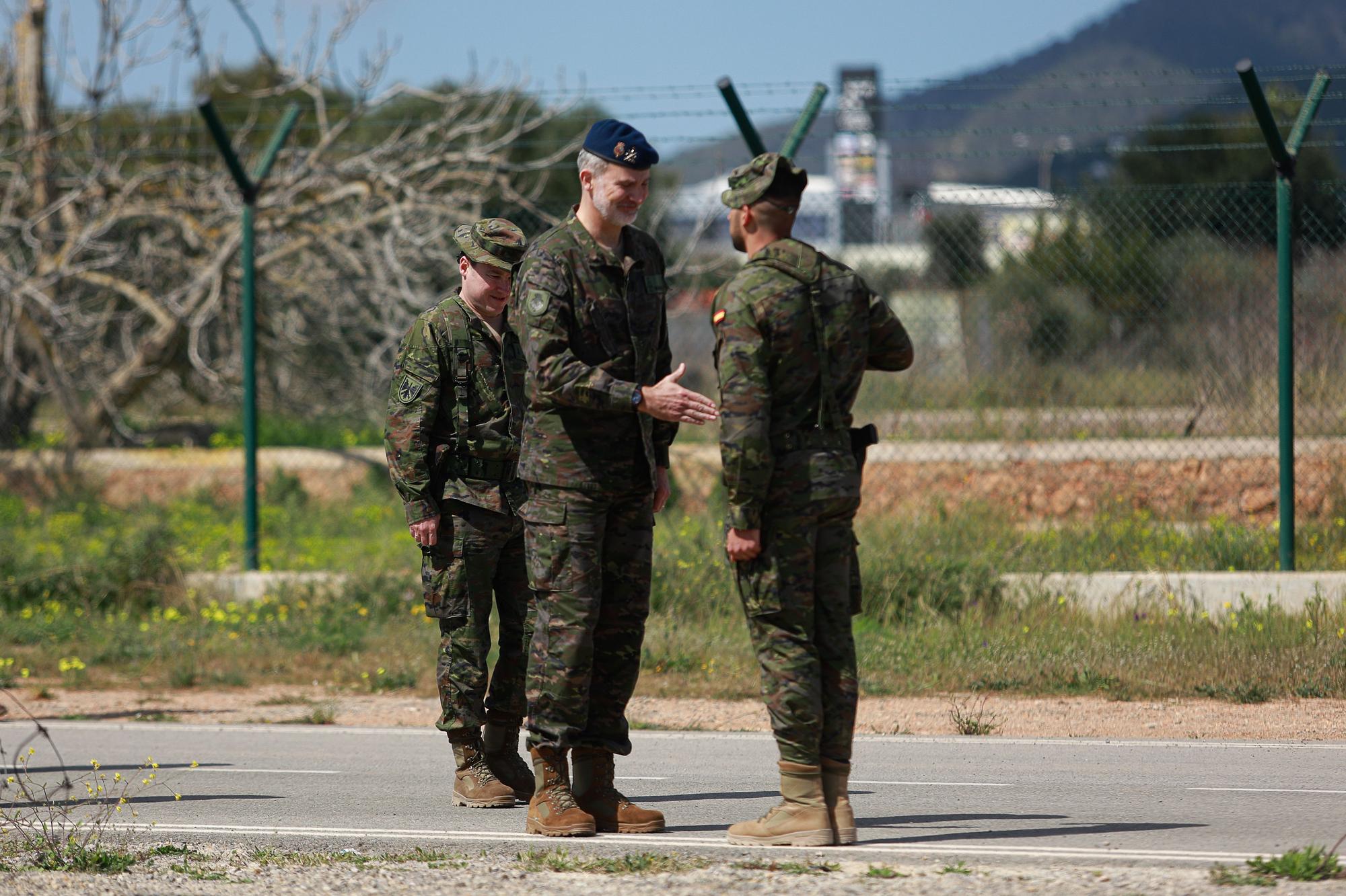 Mira aquí todas las fotos de la visita del Rey Felipe VI a las maniobras militares de Ibiza