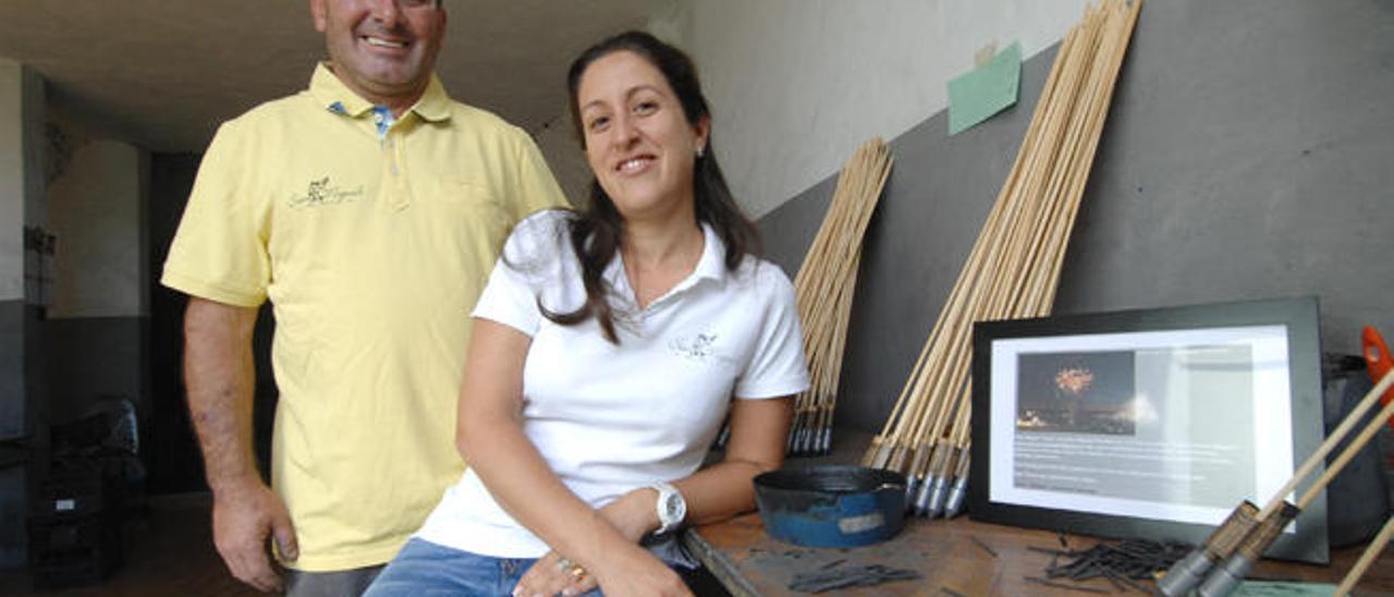 Ramón Martel y su esposa, María Sanía, en la Pirotecnia San Miguel de Valsequillo.