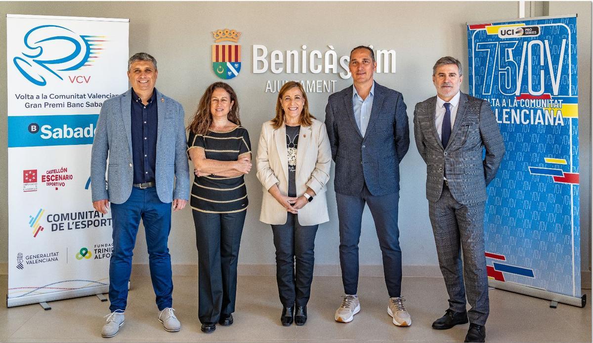 Ángel Casero, Director General de la VCV y Susana Marqués, Alcaldesa de Benicàssim, junto a otras autoridades, en la presentación de Benidorm como salida de la próxima edición de la Volta a la Comunitat Valenciana.