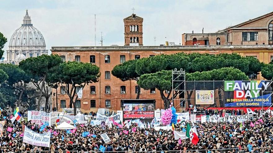 Miles de personas se movilizan en Roma contra las uniones gais