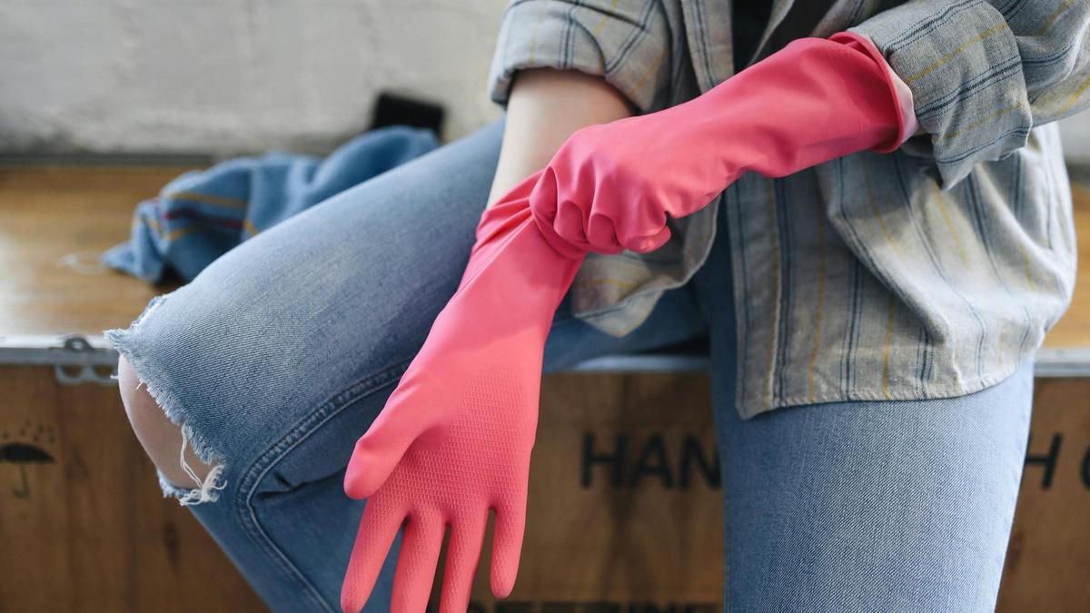 Los mejores guantes para limpiar la casa y proteger tus manos.