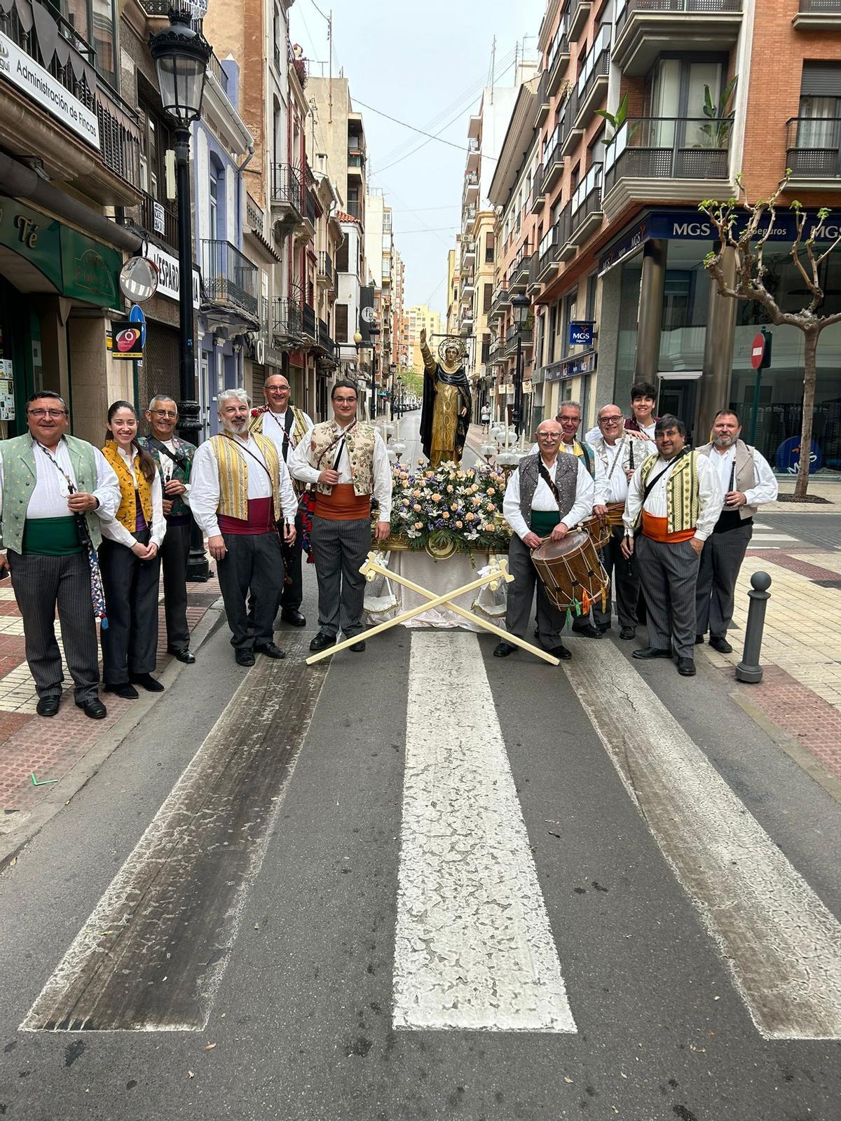 La Colla de Dolçainers i Tabaleters Xaloc durante su participación en las fiestas de Sant Vicent de Castelló.