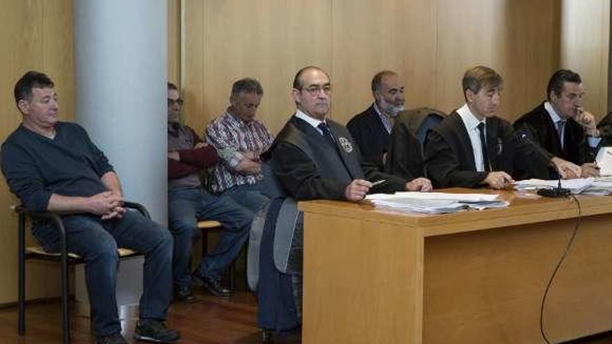 Los acusados, sentados tras sus abogados, con Koldo Osoro al fondo a la derecha.