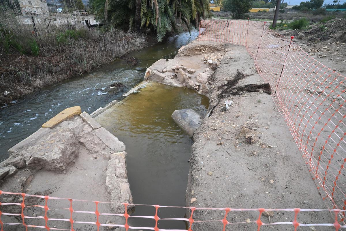 El estado que presenta la Contraséquia del año 1529 estos días, con la zona precintada, y con una lámina de agua tras las recientes precipitaciones.