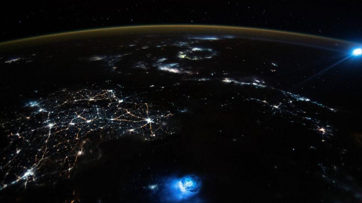 La foto fue tomada desde la ISS sobre el Mar de China Meridional, el 30 de octubre de 2021: muestra un par de manchas azules brillantes en la atmósfera de la Tierra.