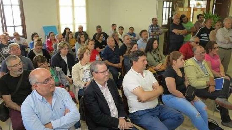 Parte del público asistente a la charla ofrecida ayer. // Muñiz