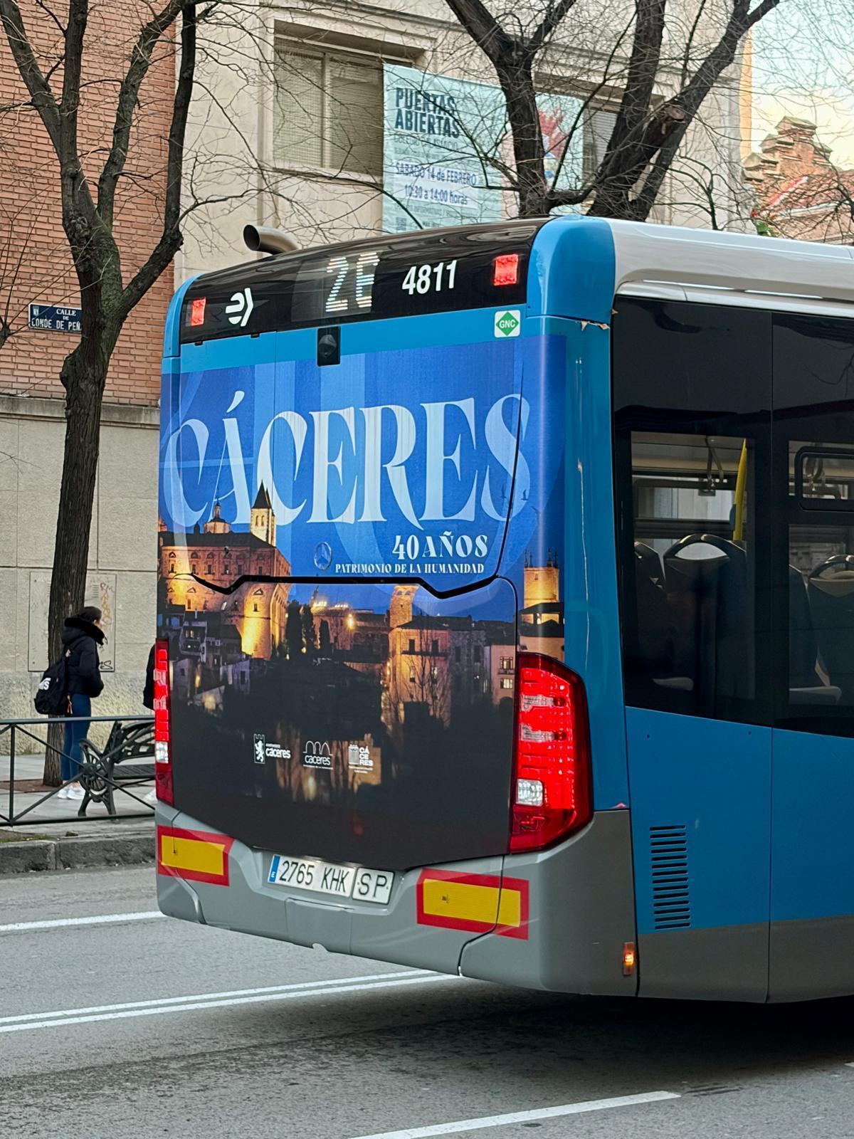 Vinilo de Cáceres en un autobús de Madrid.