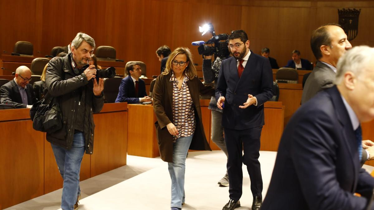 La portavoz del PSOE, Mayte Pérez, con el vicepresidente de Aragón, Alejandro Nolasco, de Vox.