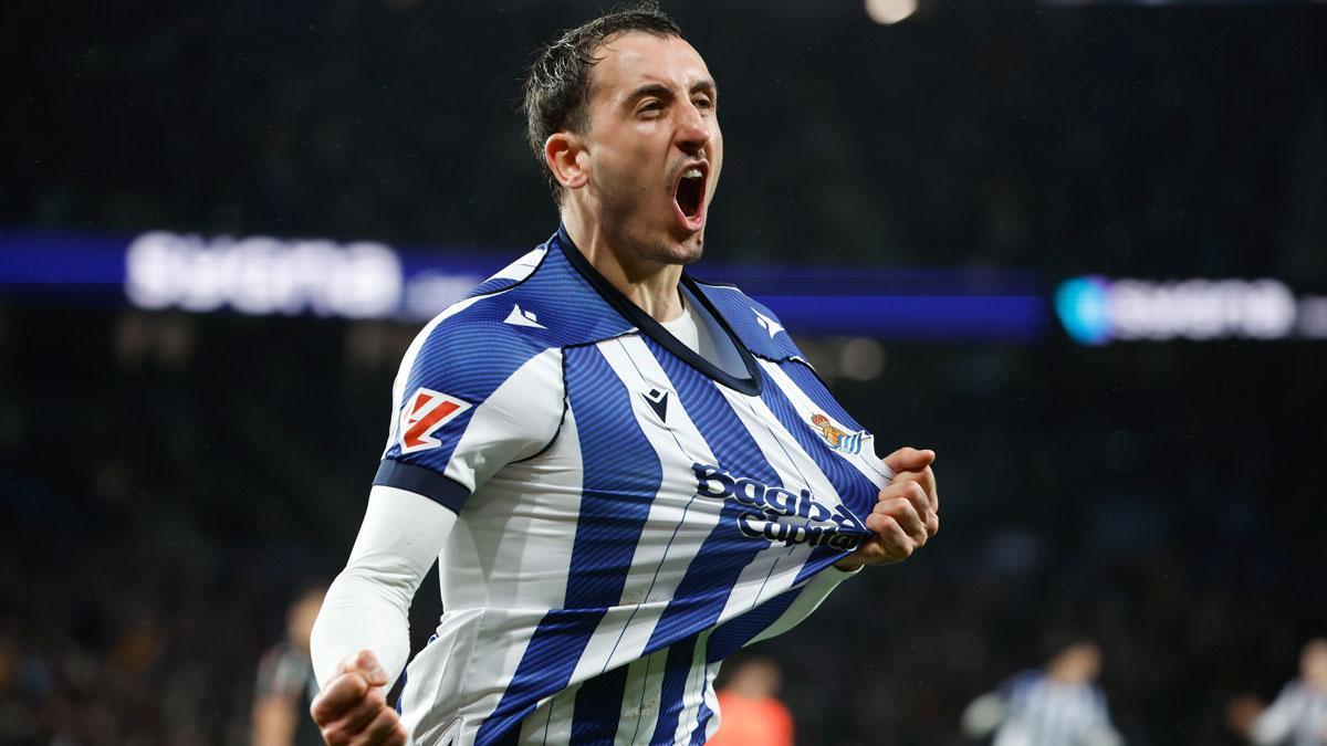 Oyarzabal anota el primer gol del encuentro entre la Real Sociedad y el FC Barcelona