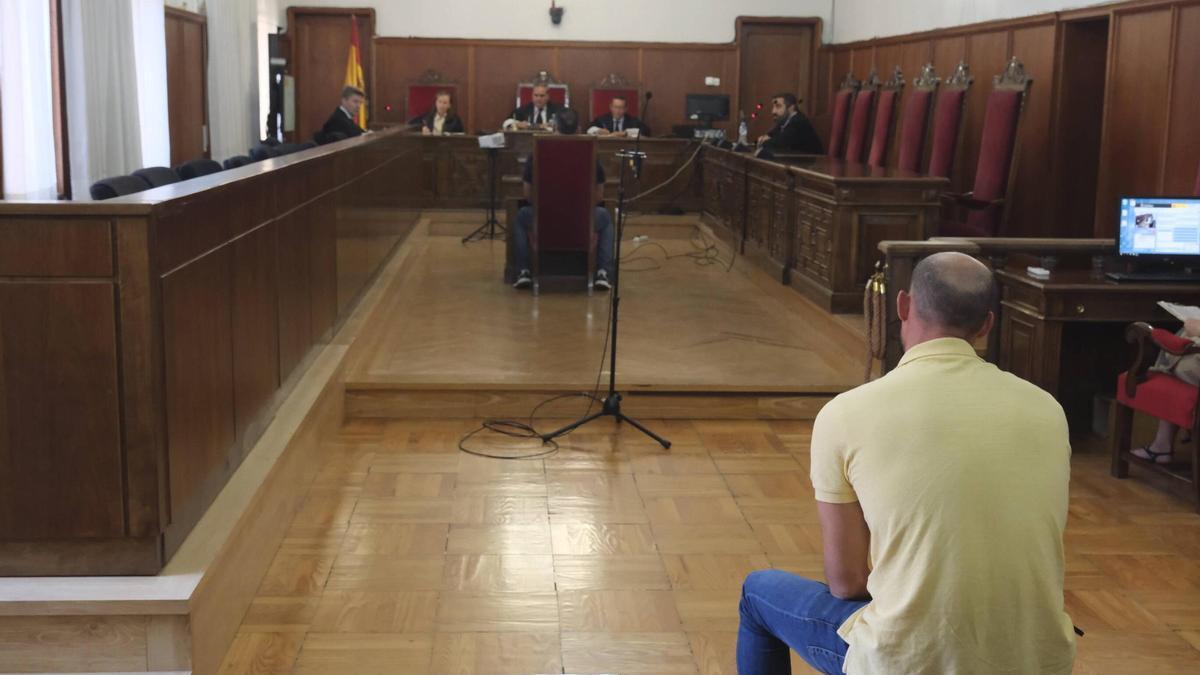El acusado, en el banquillo, durante el juicio en la Audiencia Provincial de Badajoz, este miércoles.