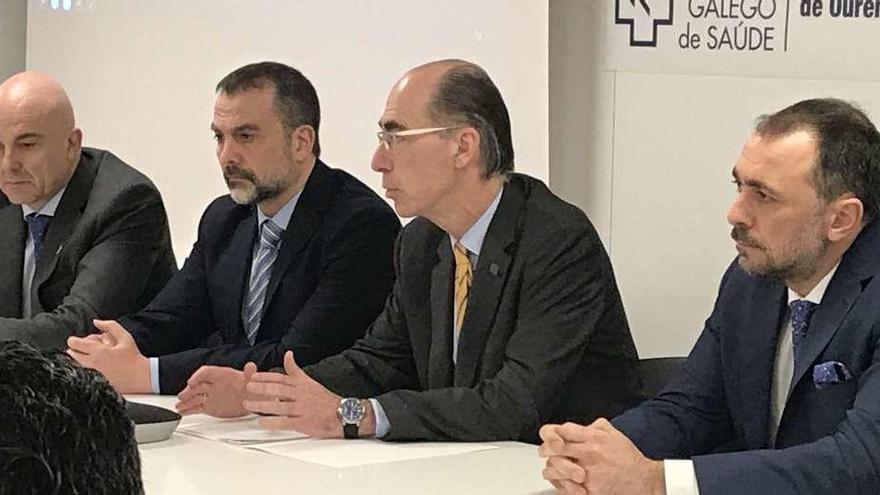 Dionisio López Bellido, Jorge Alboal, Jesús Vázquez y Julio G. Comesaña, durante la presentación ayer de este último en el CHUO. // FdV