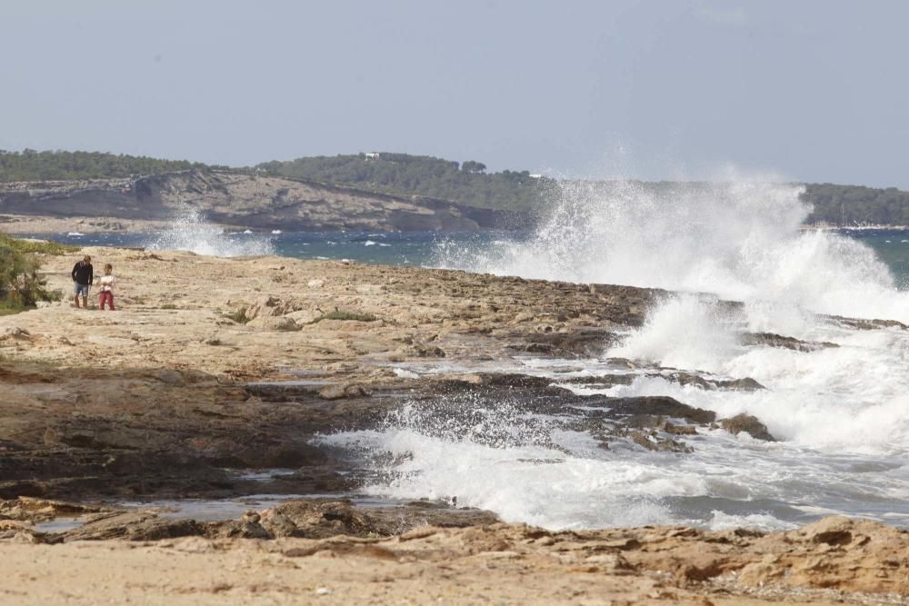 El viento vara ocho barcos en Sant Antoni