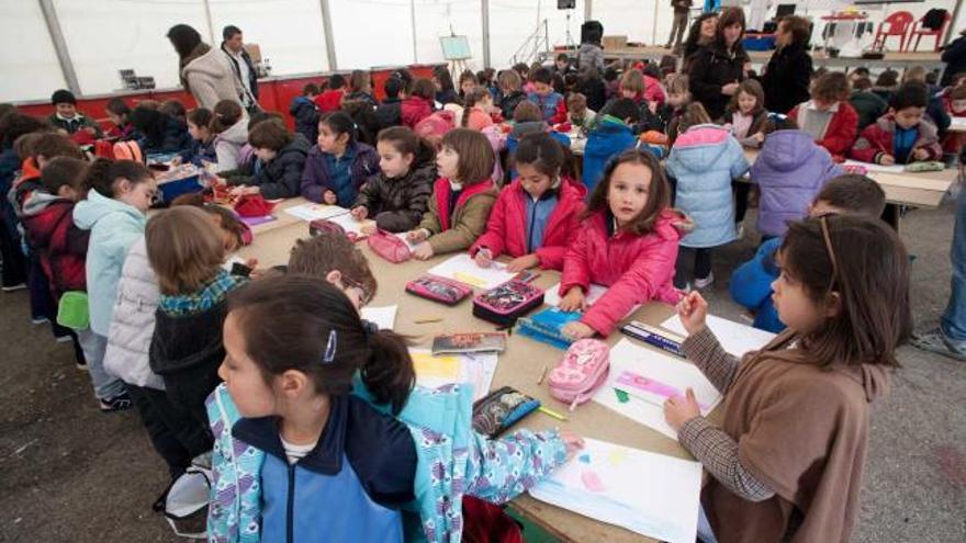 Niños participantes, ayer, en el concurso de pintura del Socorro.