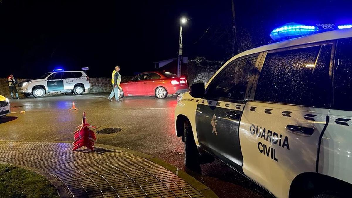 Agentes de la Guardia Civil, durante un control en Castiello