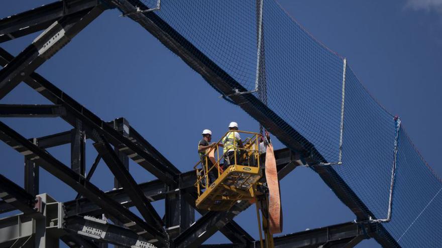Treballadors a les obres del Camp Nou, al setembre.