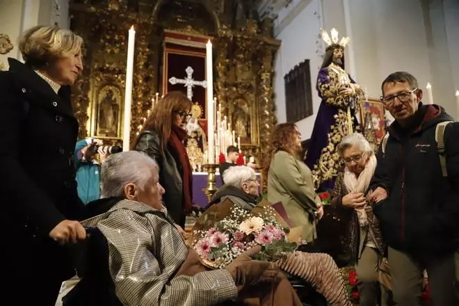 Devoción, besapiés y besamanos en el primer viernes de marzo en Córdoba, que ya huele a Semana Santa