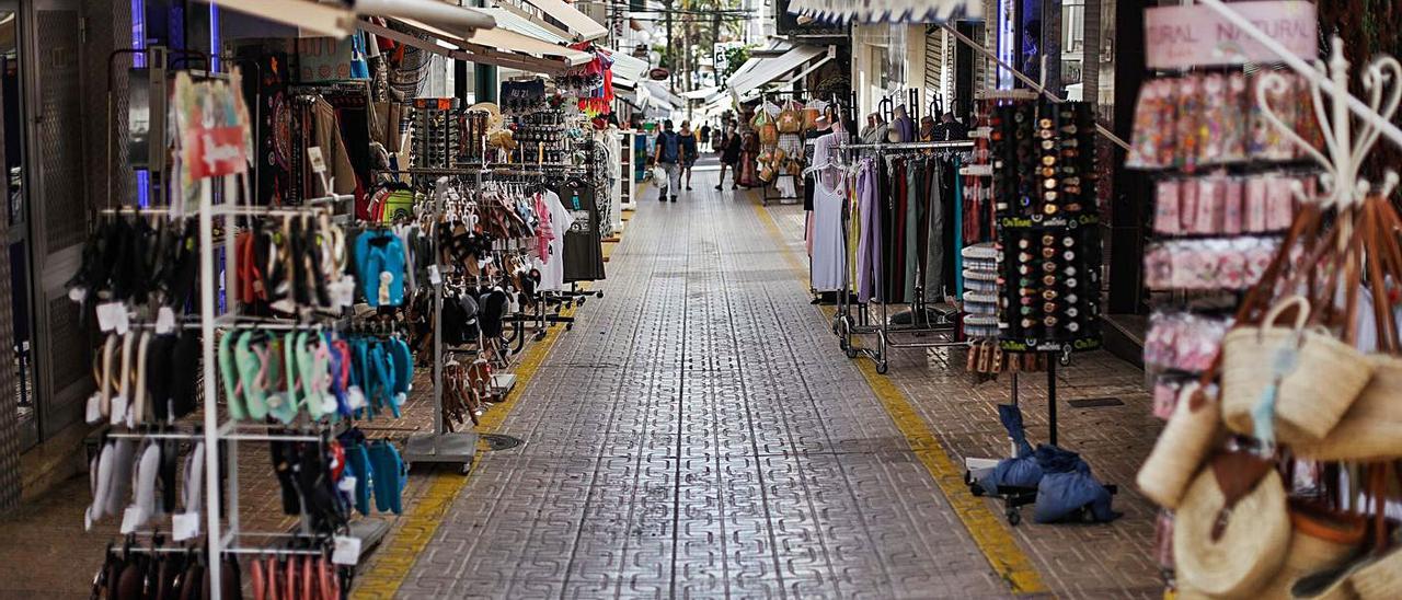 Expositores de comercios en una calle del centro de Sant Antoni. | ZOWI VOETEN